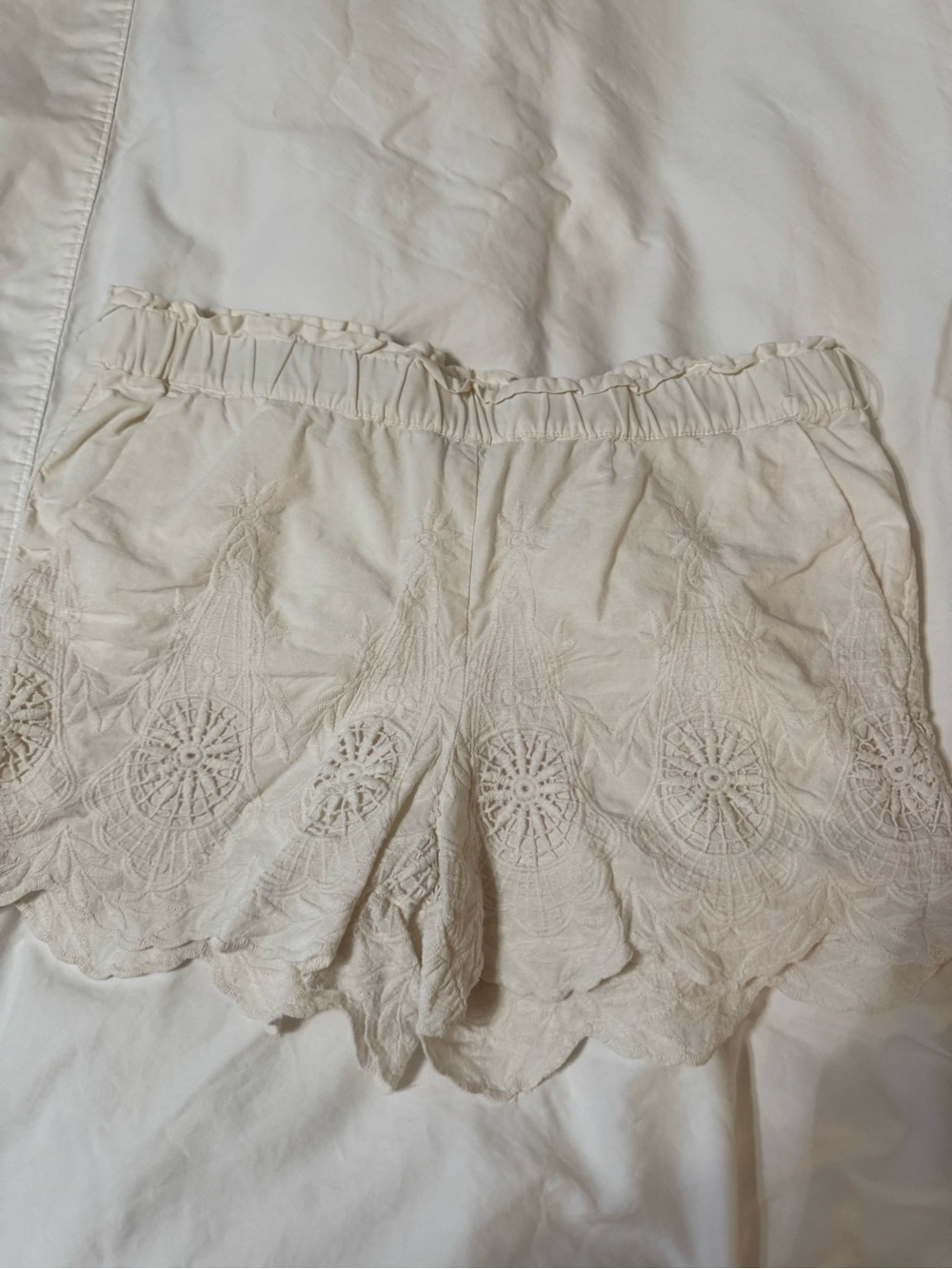 LOFT Cream Elastic Waist Scalloped Hem Shorts